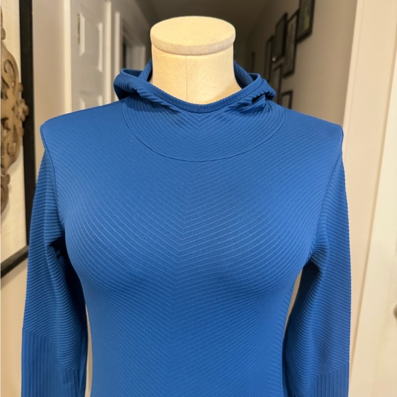 ATHLETA women’s size XS blue hooded training in cold weather layering top - Picture 4 of 13